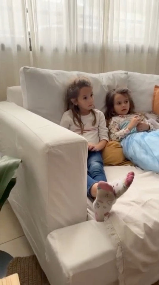 Sofá Stefano enfundado en tussor blanco, con doble sentado, en el living de Flor