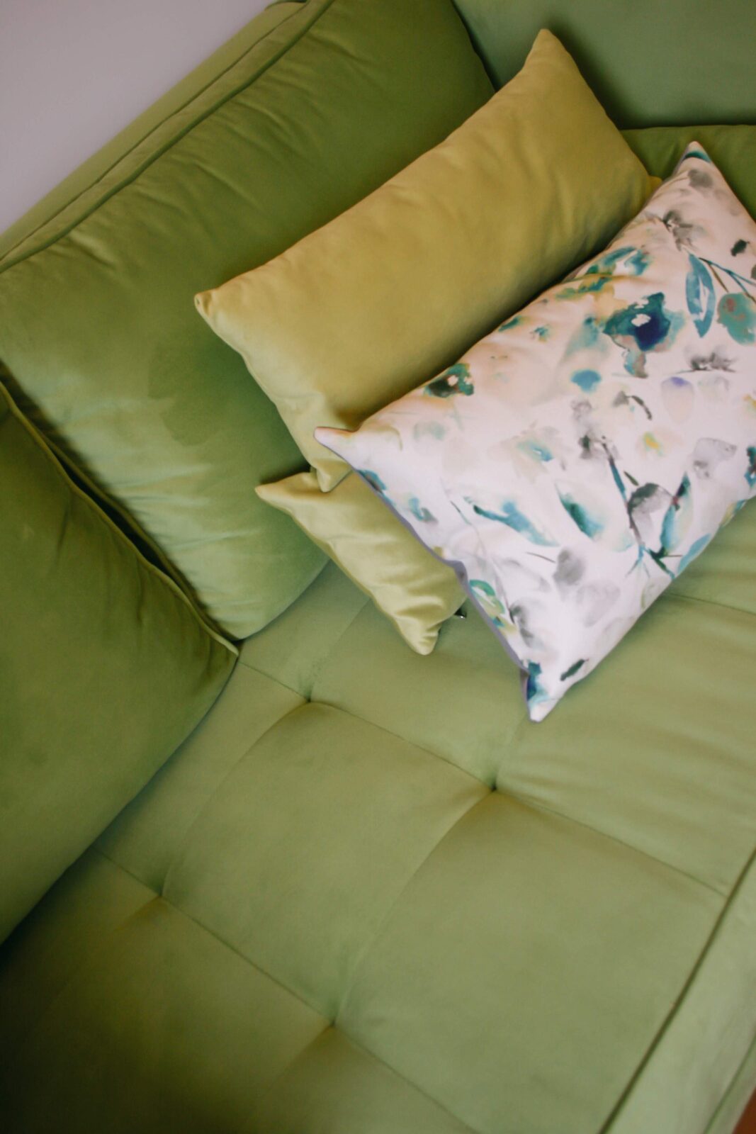 Sofá velvet verde lima para living colorido - diseño premium Argentina