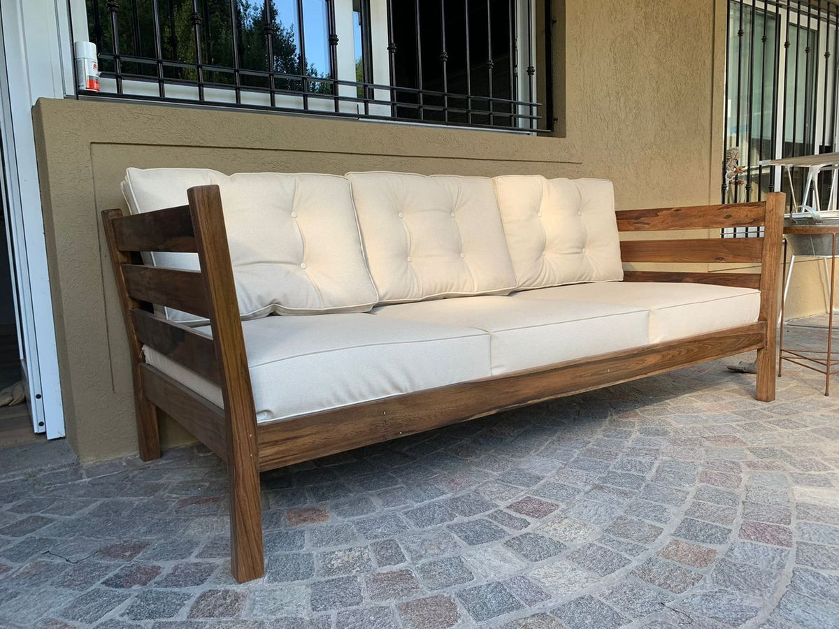 Sofá Verona de exterior de tres cuerpos, con estructura de madera tratada y listones a la vista, en la galería de Antonella