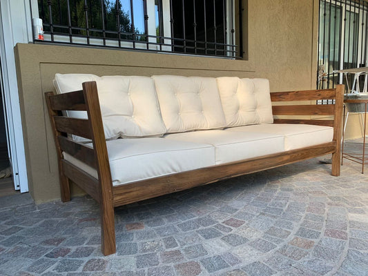 Sofá Verona de exterior de tres cuerpos, con estructura de madera tratada y listones a la vista, en la galería de Antonella