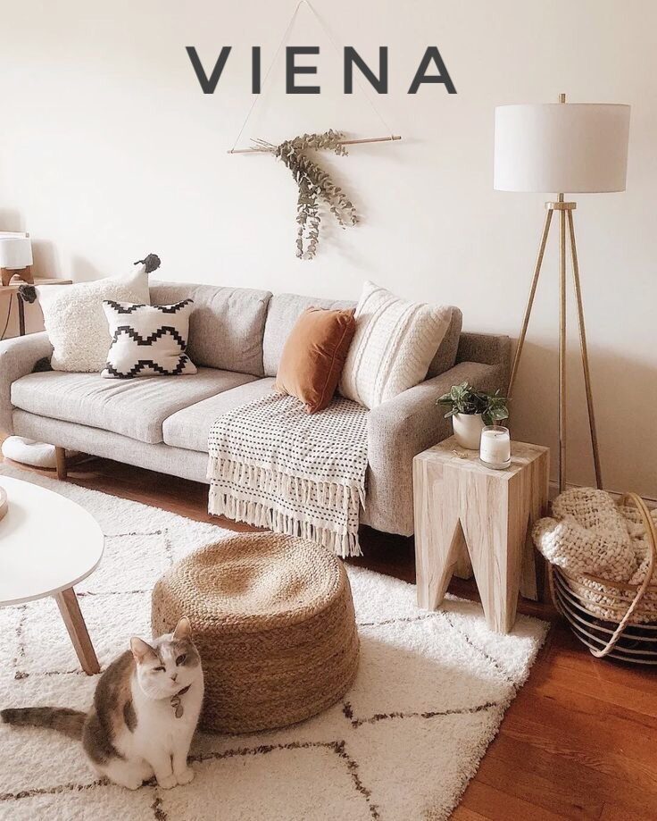 Sofá Viena gris en living escandinavo con eucaliptos naturales – Tienda de Banquitos Argentina