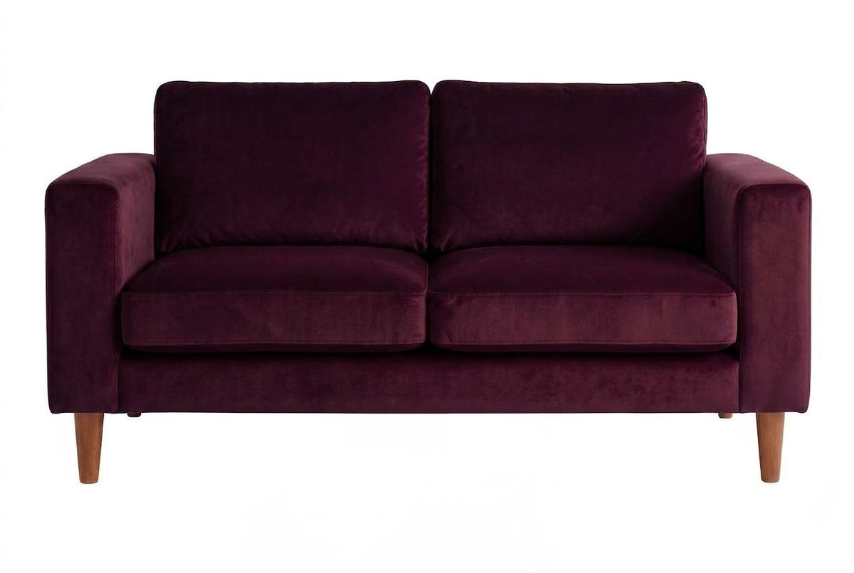 Sofá Viena en pana antimanchas color bordó, con almohadones sueltos y patas de madera, imagen ilustrativa - Tienda de Banquitos