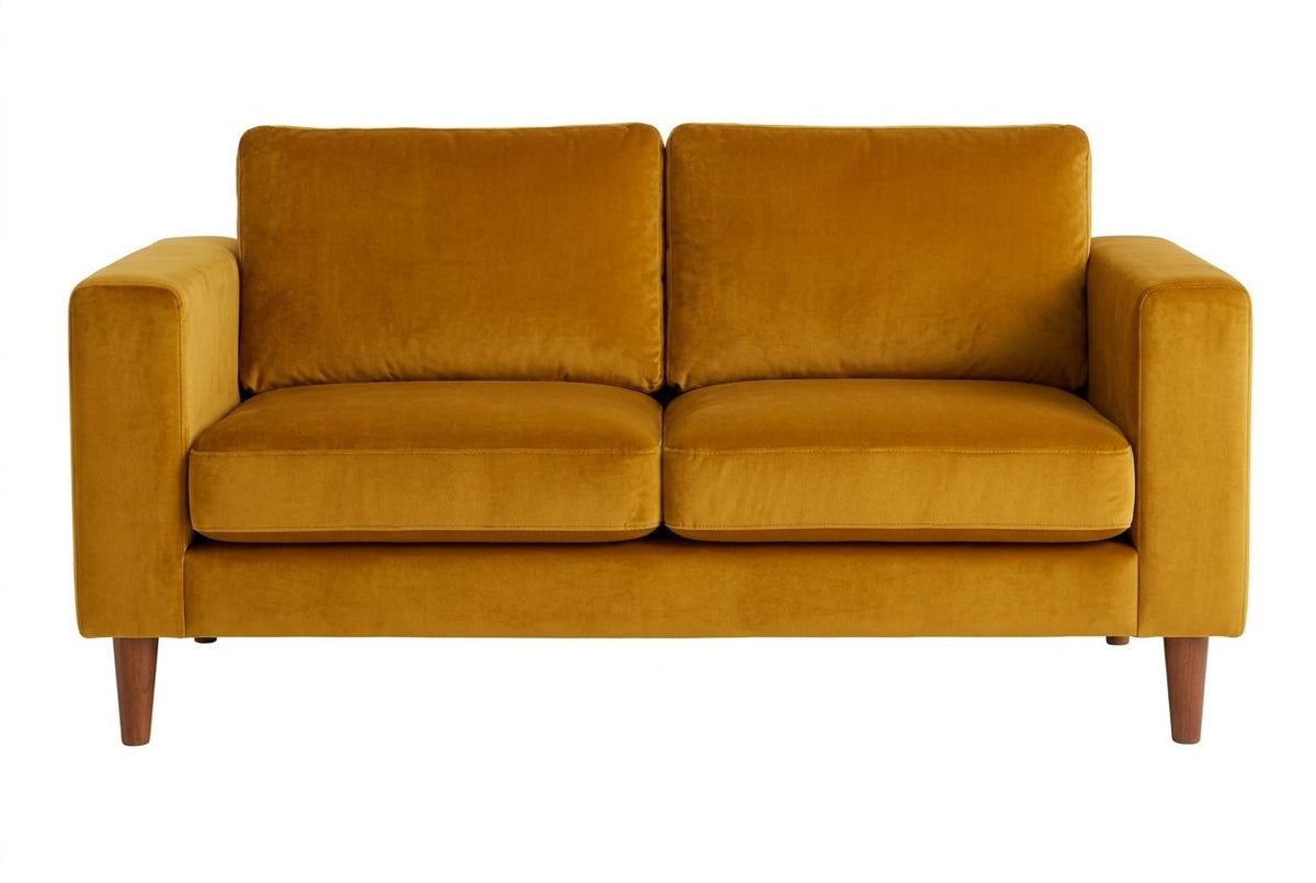Sofá Viena en pana antimanchas color oro, con almohadones sueltos y patas de madera, imagen ilustrativa - Tienda de Banquitos