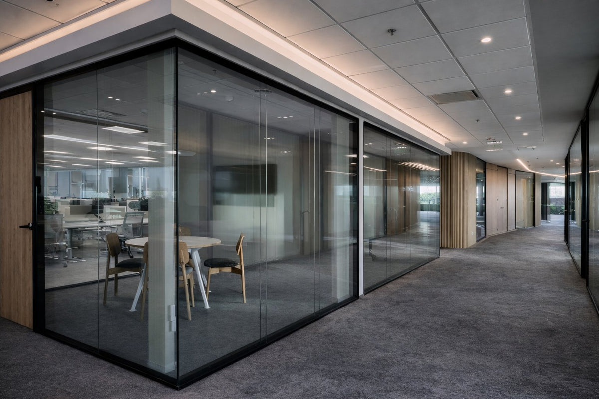 Pasillo de oficinas con tabiques de vidrio de piso a techo AWD de Archivos Activos
