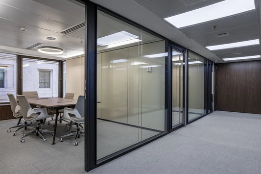 Sala de reuniones cerrada con tabiques de vidrio AWD de Archivos Activos