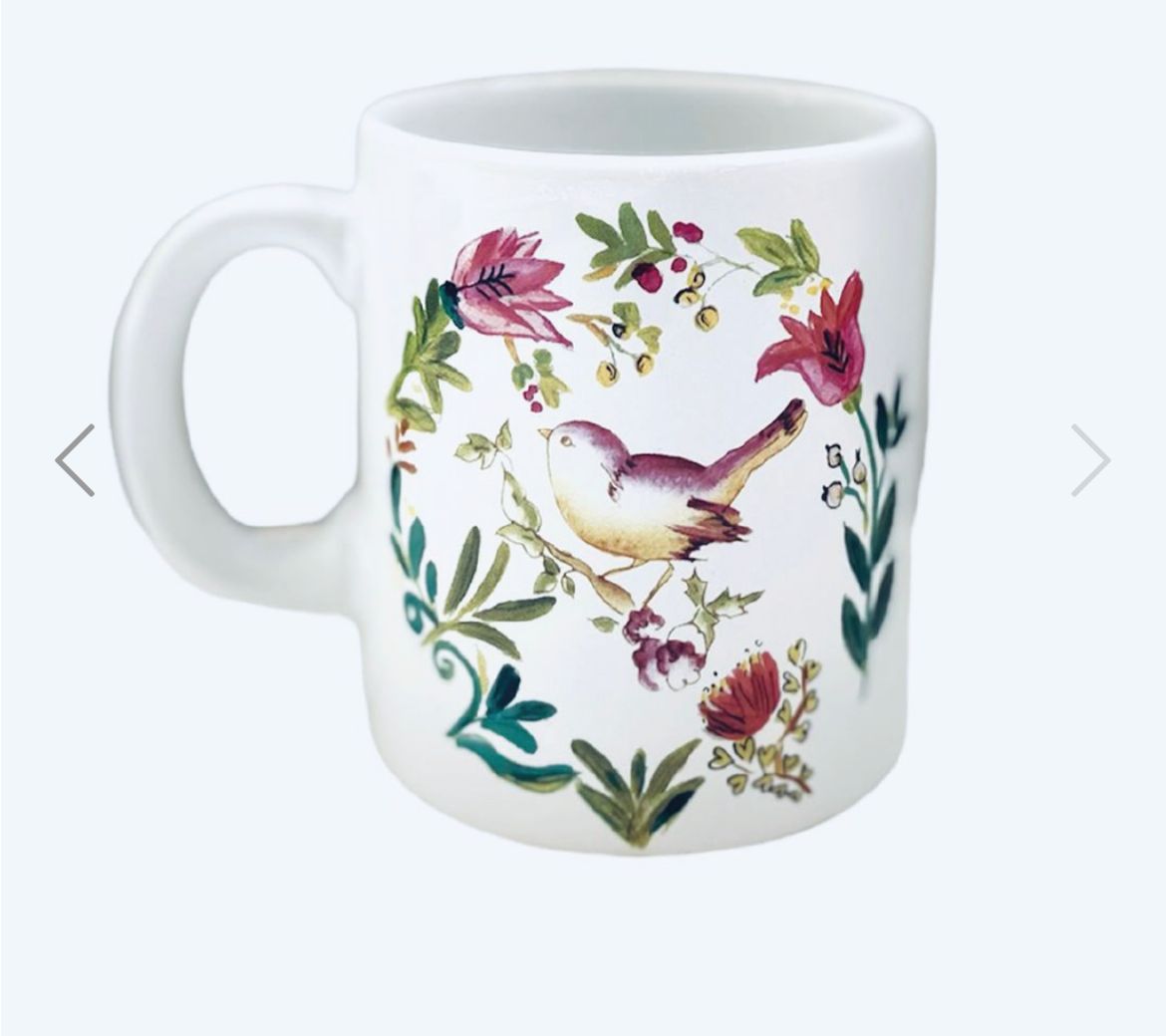 Taza cerámica pajarito verde Elsata - en uso con té o café