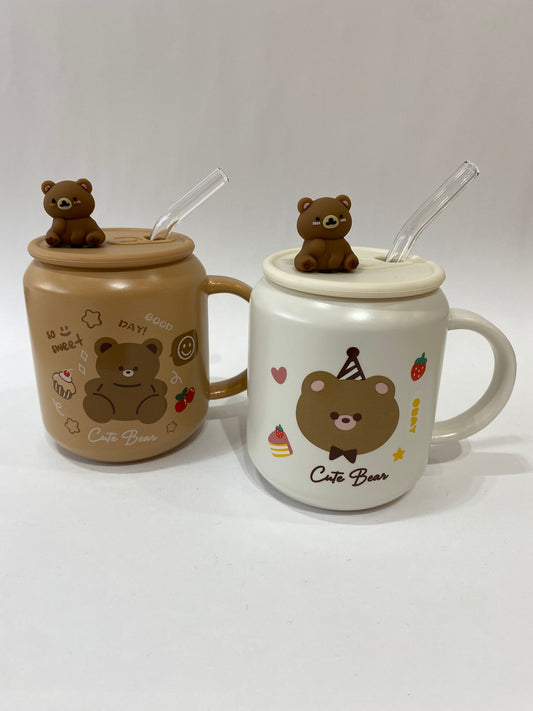 Taza Osito cerámica con tapa y sorbete - en uso con bebida