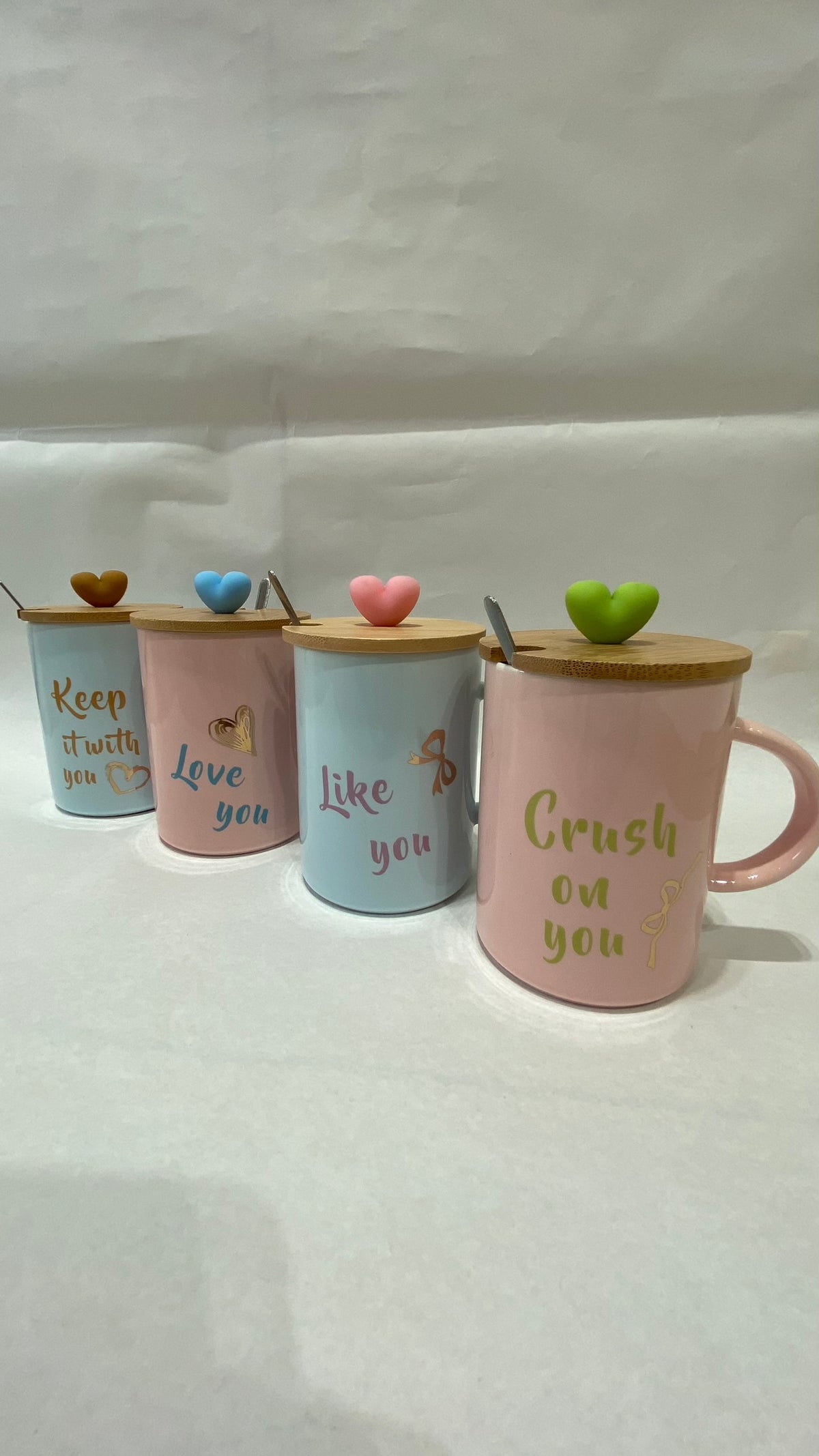 Taza romántica con tapa bambú y cuchara - detalle de frases dulces