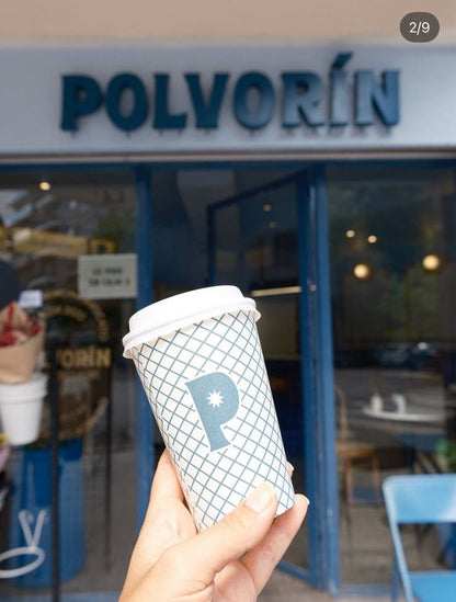 Vaso de Café Polvorín frente a la entrada del local