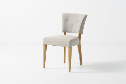 Silla con botoné en el respaldo en pana antimancha importada color gris claro, con patas de madera lustre roble claro 