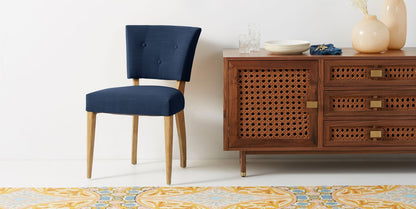 Silla con botoné en el respaldo en pana antimancha importada color azul, con patas de madera lustre roble claro 