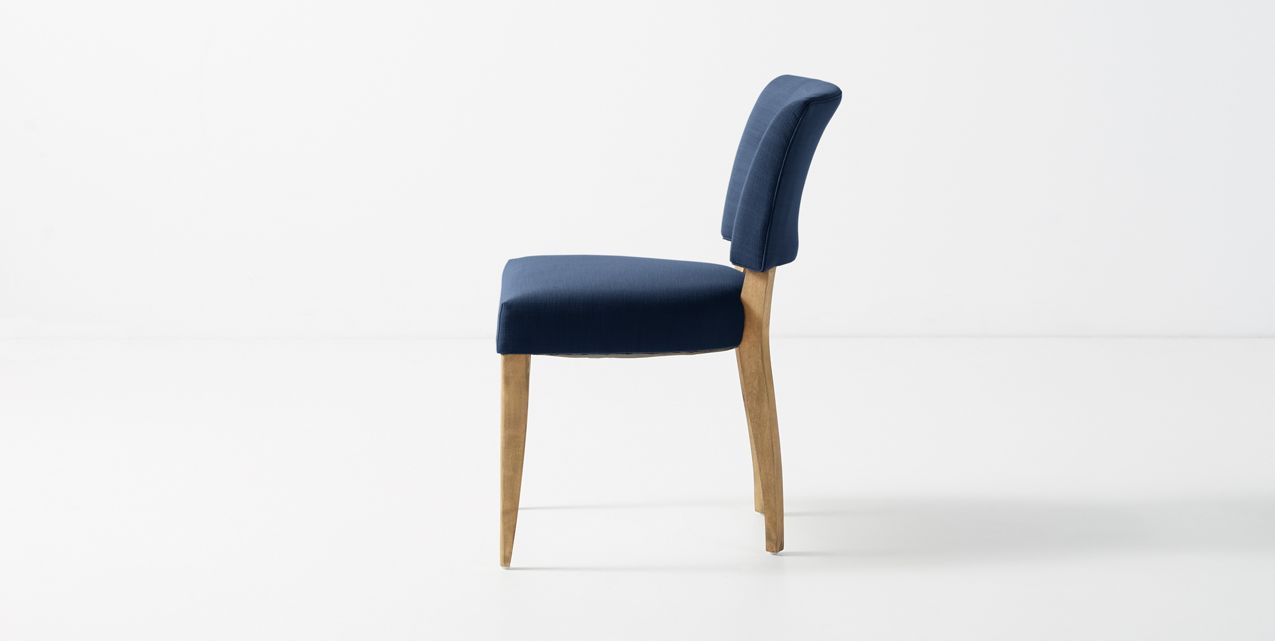 Silla con botoné en el respaldo en pana antimancha importada color azul, con patas de madera lustre roble claro 