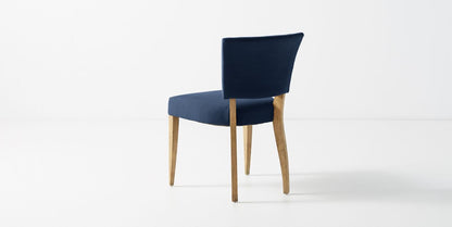 Silla con botoné en el respaldo en pana antimancha importada color azul, con patas de madera lustre roble claro 