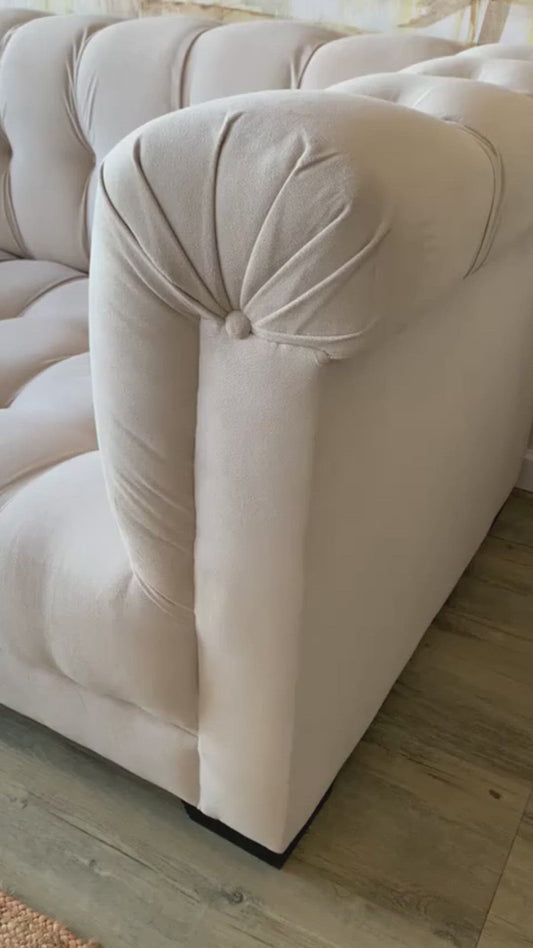Video del Sofá Velvet con capitoné estilo Chesterfield, tapizado a medida - Tienda de Banquitos