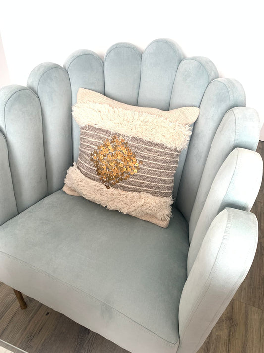 Esta elegante butaca azul claro, con un diseño de líneas suaves y curvadas, aporta un toque de frescura y estilo a cualquier habitación. La estructura delicada y las patas doradas complementan perfectamente el cojín decorativo de texturas neutras y detalles dorados, creando un ambiente sofisticado y acogedor. Ideal para quienes buscan un mueble único, cómodo y lleno de personalidad para su espacio.