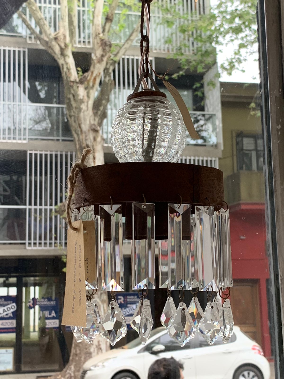 Araña Serena con esfera de vidrio texturado y colgantes de cristal rectangulares.