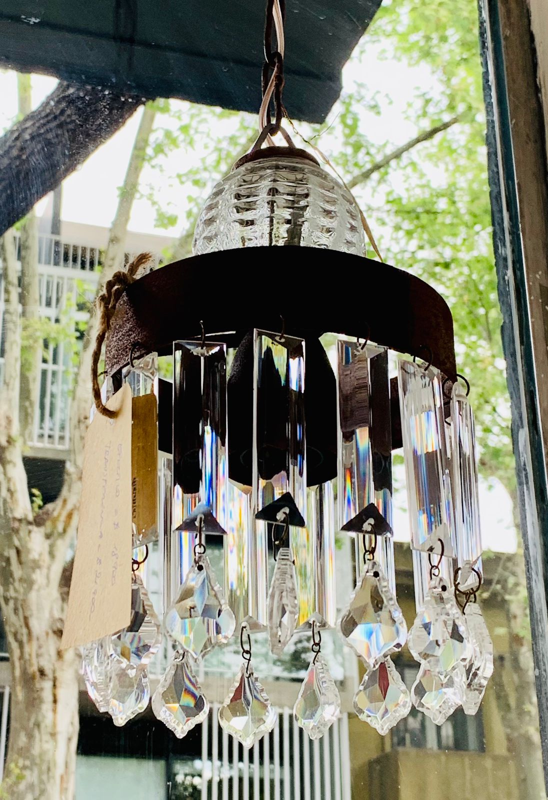 Araña Serena con esfera de vidrio texturado y colgantes de cristal rectangulares.