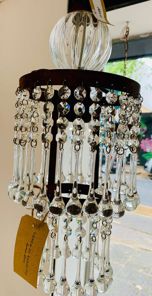 Araña colgante Amber con cristales transparentes largos y estructura circular metálica oscura.