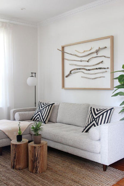 Sofá esquinero Bambú en crema brillante con capitoné y patas de madera, estilo clásico renovado; CyberMonday con descuentos y cuotas sin interés.