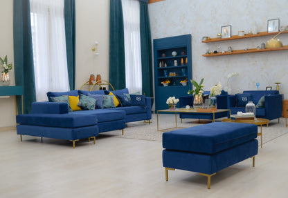 Banqueta de diseño moderno tapizada en azul con patas metálicas doradas. Ideal para pie de cama, recibidores o livings.
