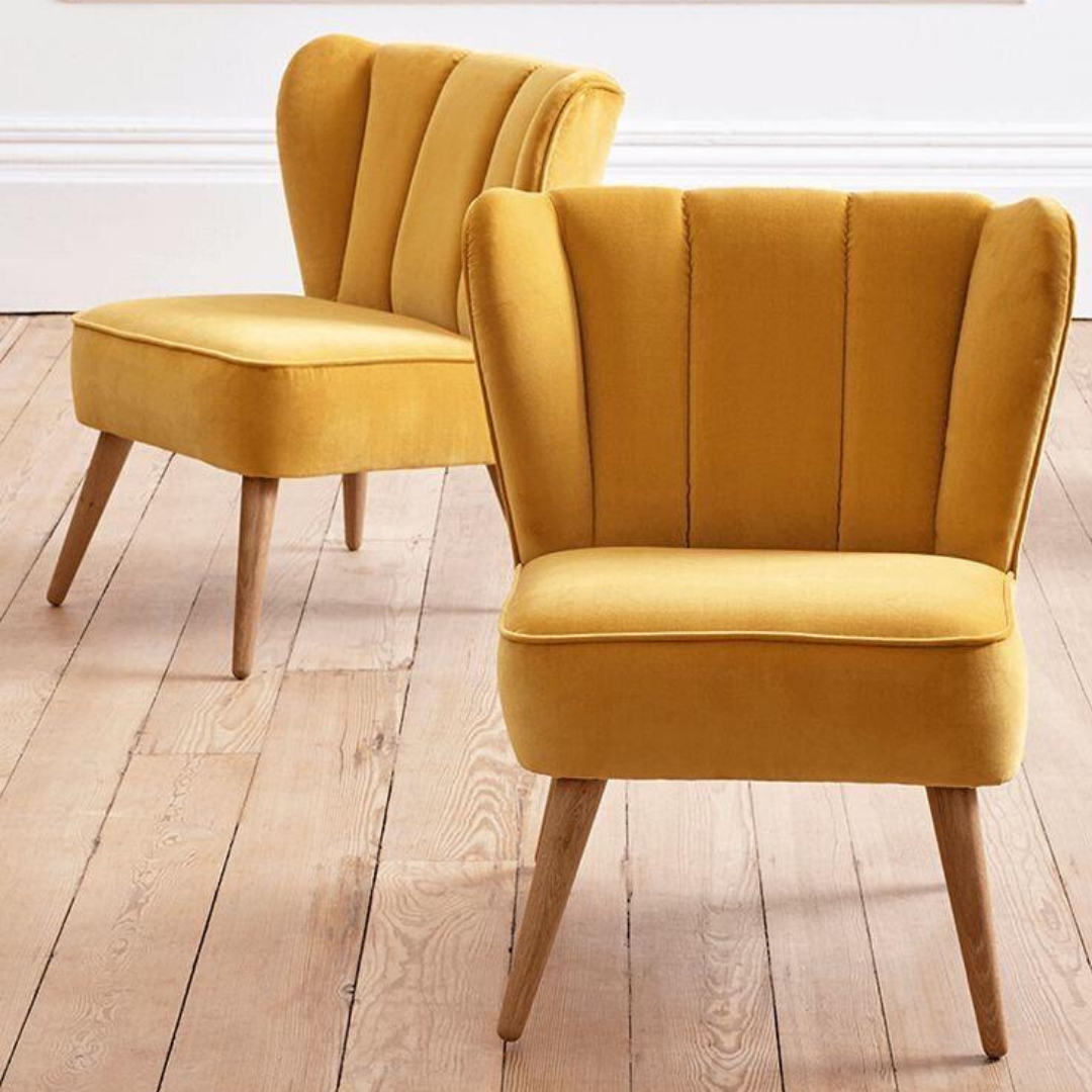 Sillón matero Alpes tapizado liso con respaldo acolchado en gajos verticales y patas de madera natural. Diseño moderno y cómodo para espacios pequeños.