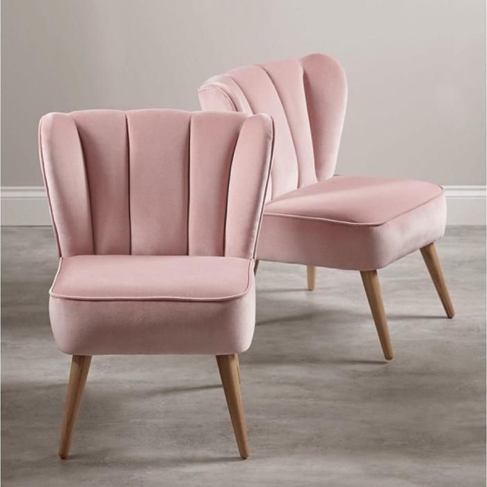 Sillón matero Alpes tapizado liso con respaldo acolchado en gajos verticales y patas de madera natural. Diseño moderno y cómodo para espacios pequeños.