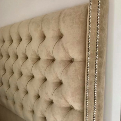Respaldo de cama con capitone y tachas color beige