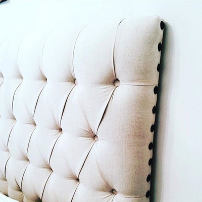 Respaldo de cama con capitone color crema 