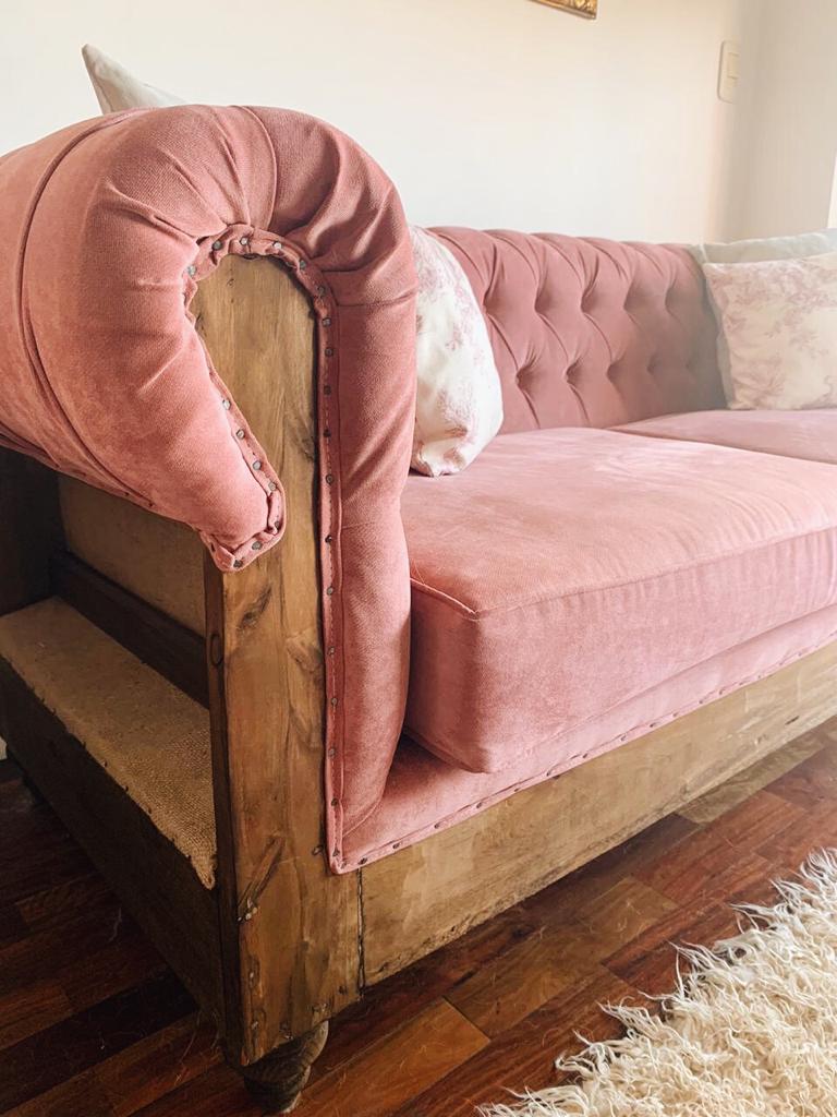 Chesterfield Deconstructed en pana Velutti de De Levie color rosa dior 