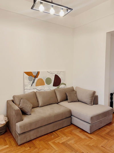 Sofá esquinero tapizado en tono visón, con diseño compacto y líneas simples que se adaptan perfectamente a espacios modernos y funcionales. Cuenta con chaise longue, respaldo con almohadones sueltos y apoyabrazos recto de un solo lado, ideal para optimizar rincones. Su estilo versátil y neutral lo convierte en una pieza clave para livings contemporáneos.