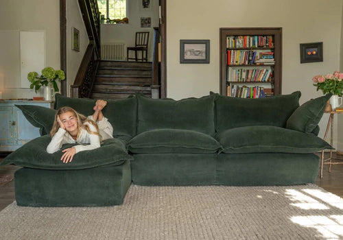 Sofá esquinero Comfy en verde oscuro con cojines mullidos y amplios, ideal para máximo confort; CyberMonday con descuentos y cuotas sin interés.