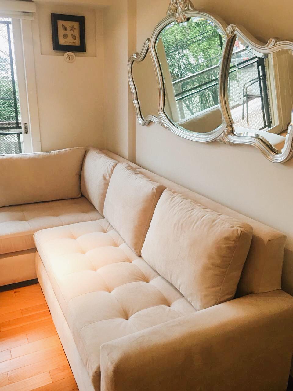 Sillón esquinero con botoné en pana antimancha importada color beige con patas lustre roble claro 