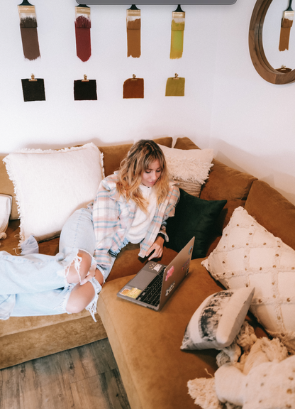 Sofá esquinero Elton con respaldo alto, ideal para descanso prolongado; CyberMonday con descuentos y cuotas sin interés.