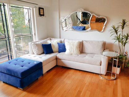 Sillón esquinero con botoné en pana antimancha importada color beige con patas lustre roble claro, con puff en pana Donn azul