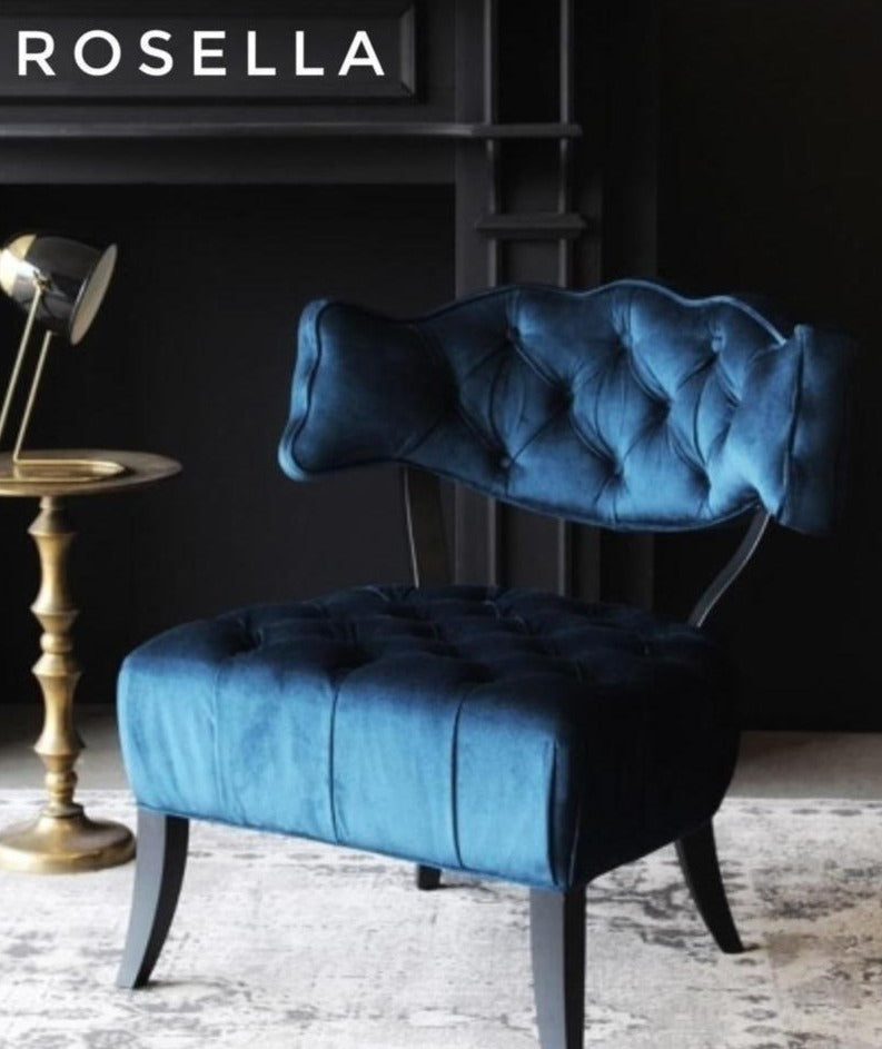 Butaca estilo capitoné en azul con respaldo bajo y patas curvadas. Elegancia vintage para espacios infantiles o femeninos.