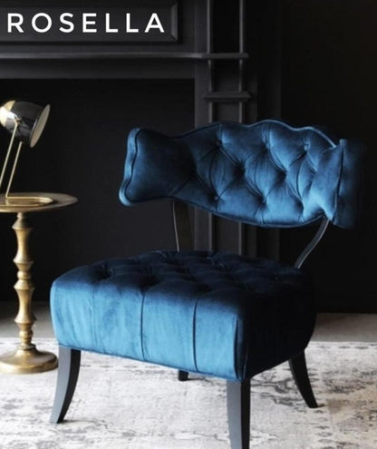 Butaca estilo capitoné en azul con respaldo bajo y patas curvadas. Elegancia vintage para espacios infantiles o femeninos.