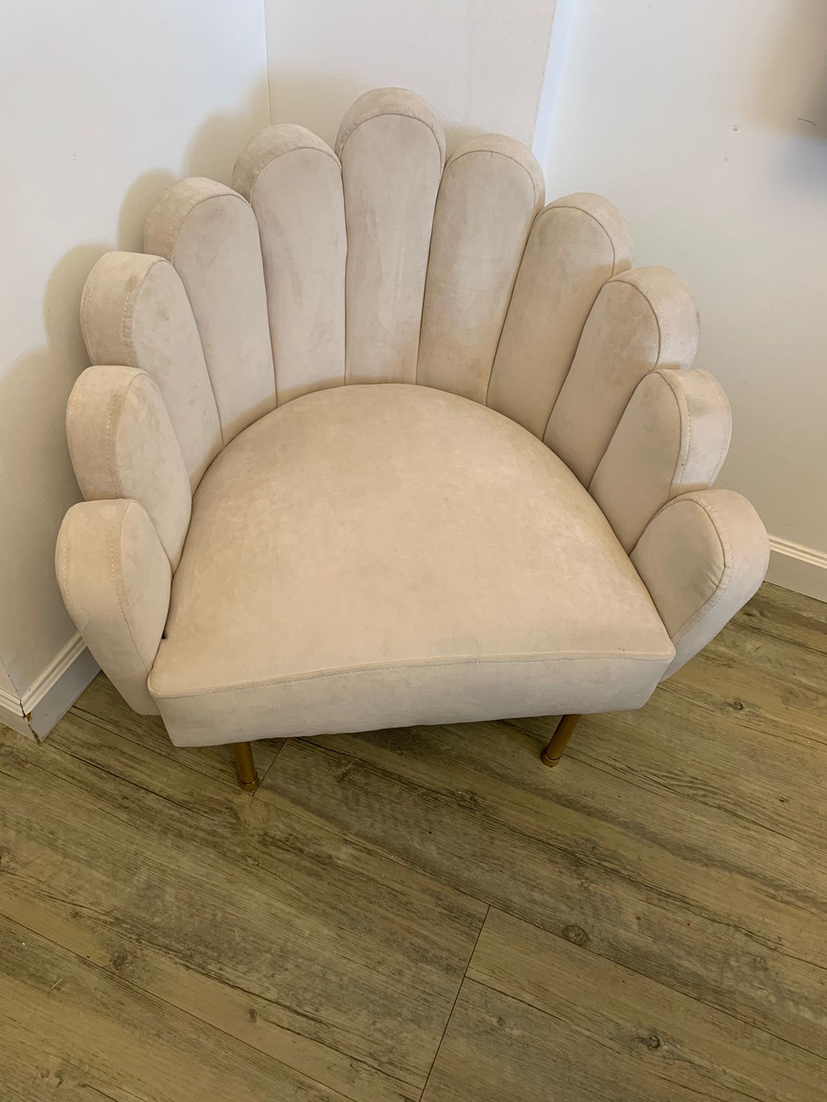 Butaca infantil blanco, con respaldo en forma de pétalos y patas metálicas doradas. Ideal para niños, con diseño delicado, cómodo y seguro para espacios de lectura, juegos o decoración infantil.