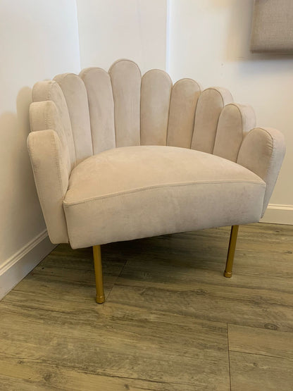 Butaca infantil blanco, con respaldo en forma de pétalos y patas metálicas doradas. Ideal para niños, con diseño delicado, cómodo y seguro para espacios de lectura, juegos o decoración infantil.