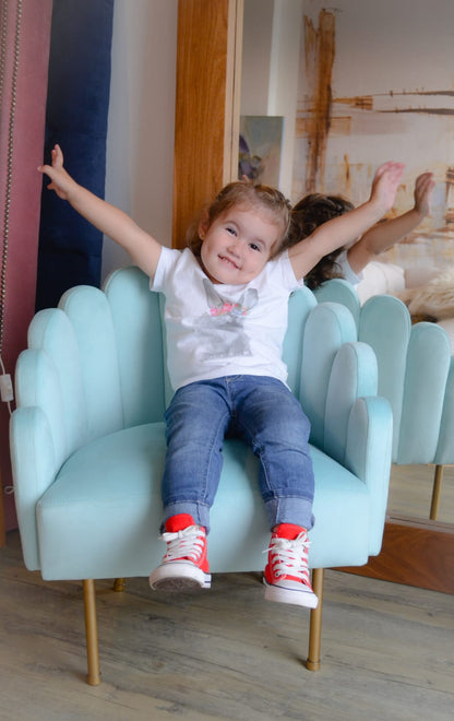 Butaca infantil celeste, con respaldo en forma de pétalos y patas metálicas doradas. Ideal para niños, con diseño delicado, cómodo y seguro para espacios de lectura, juegos o decoración infantil.