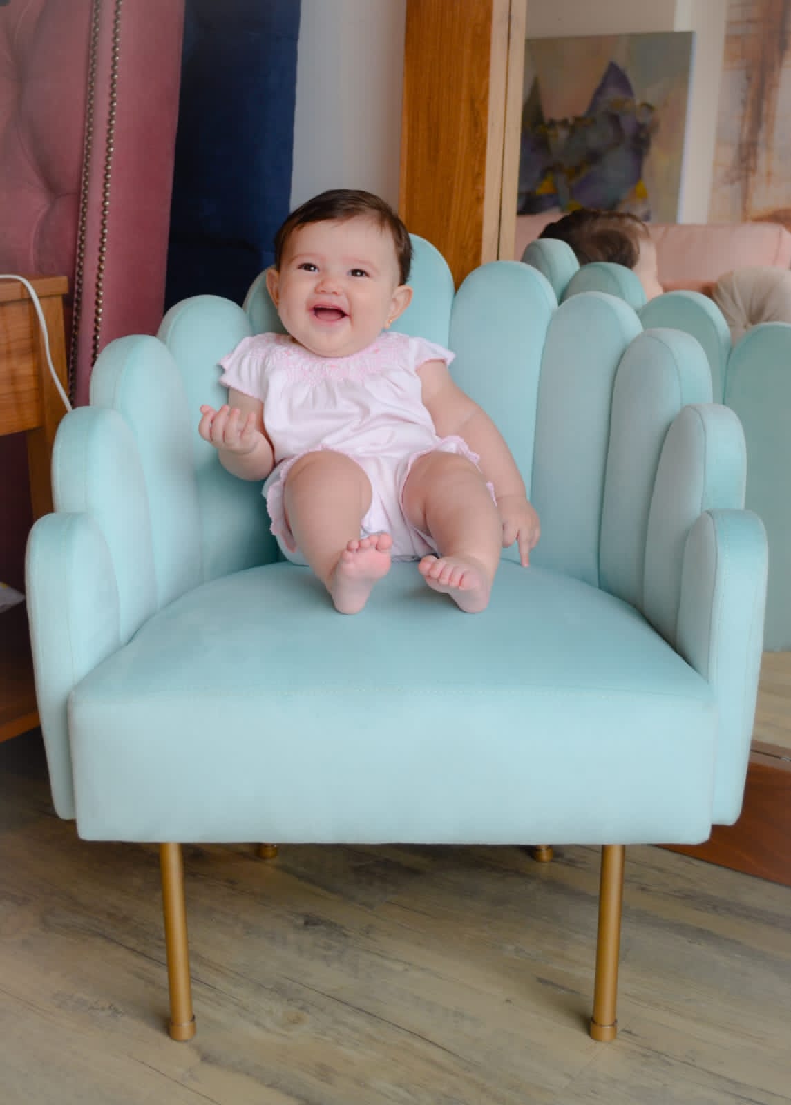 Butaca infantil celeste, con respaldo en forma de pétalos y patas metálicas doradas. Ideal para niños, con diseño delicado, cómodo y seguro para espacios de lectura, juegos o decoración infantil.