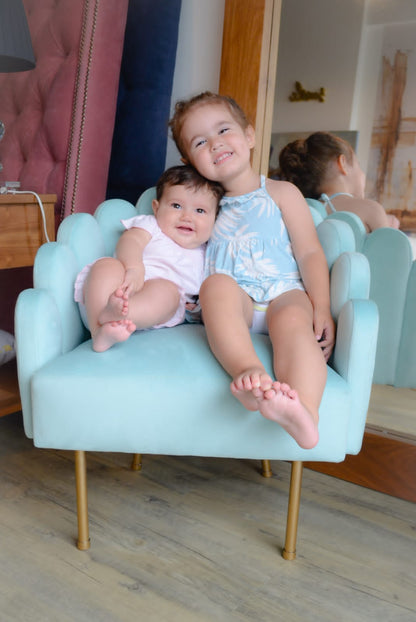 Butaca infantil celeste, con respaldo en forma de pétalos y patas metálicas doradas. Ideal para niños, con diseño delicado, cómodo y seguro para espacios de lectura, juegos o decoración infantil.