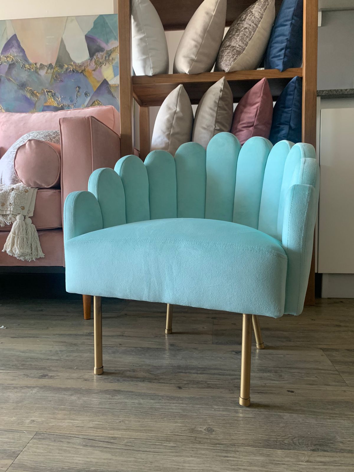 Butaca infantil celeste, con respaldo en forma de pétalos y patas metálicas doradas. Ideal para niños, con diseño delicado, cómodo y seguro para espacios de lectura, juegos o decoración infantil.