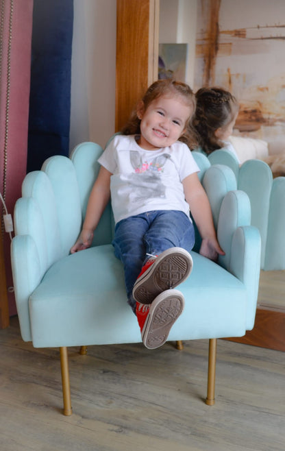 Butaca infantil celeste, con respaldo en forma de pétalos y patas metálicas doradas. Ideal para niños, con diseño delicado, cómodo y seguro para espacios de lectura, juegos o decoración infantil.