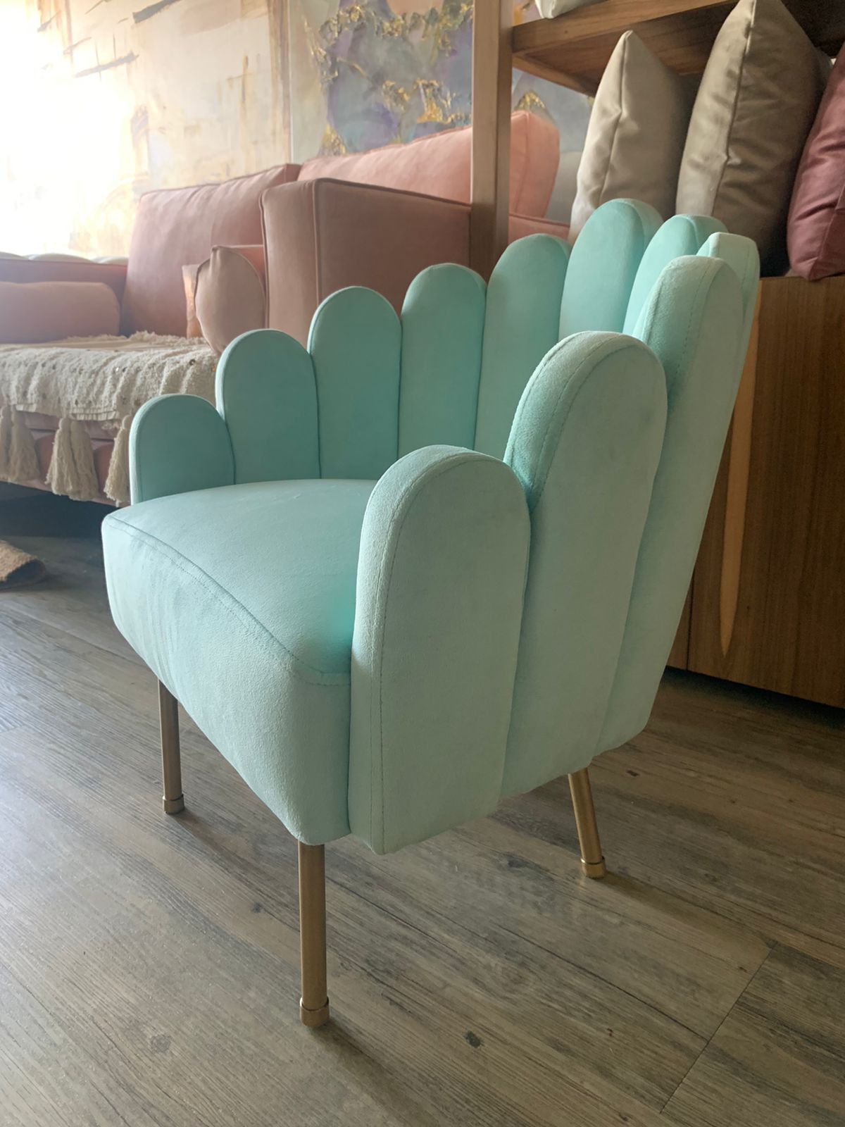 Butaca infantil celeste, con respaldo en forma de pétalos y patas metálicas doradas. Ideal para niños, con diseño delicado, cómodo y seguro para espacios de lectura, juegos o decoración infantil.