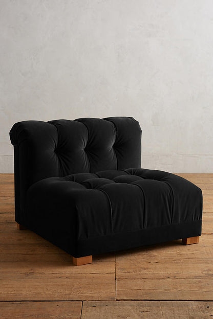 Butaca estilo matero tapizada en negro con capitoné en asiento y respaldo. Diseño bajo, mullido y confortable, ideal para niños o espacios de relax.