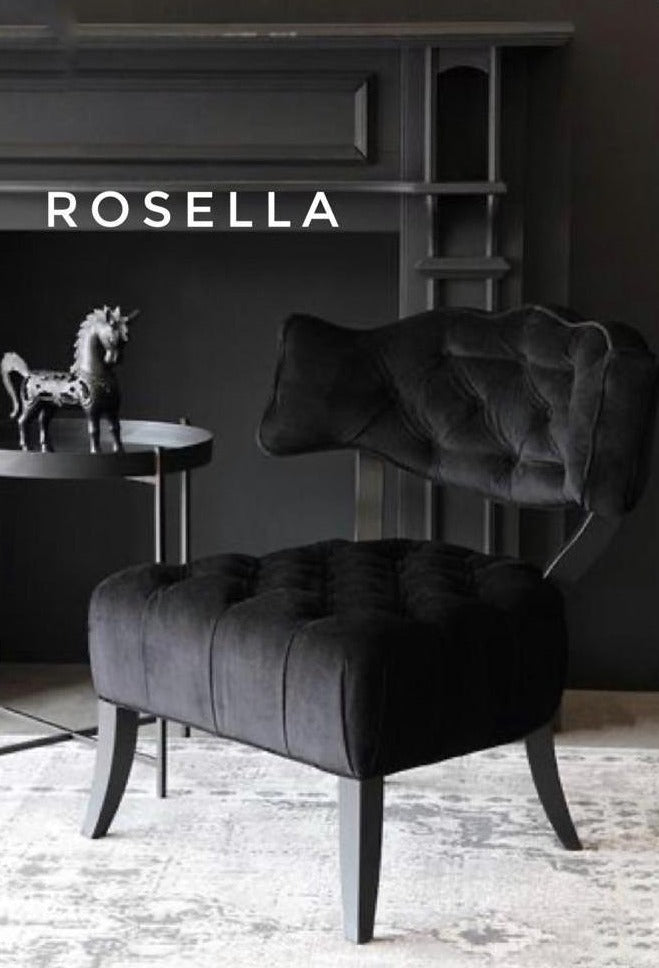 Butaca estilo capitoné en negro con respaldo bajo y patas curvadas. Elegancia vintage para espacios infantiles o femeninos.