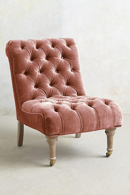 Sillón clásico capitoné en rosa con patas torneadas. Ideal para ambientaciones infantiles elegantes o estilo shabby chic.