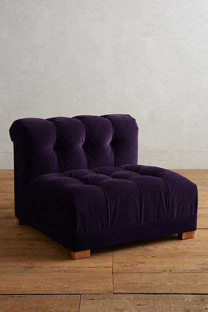 Butaca estilo matero tapizada en violeta con capitoné en asiento y respaldo. Diseño bajo, mullido y confortable, ideal para niños o espacios de relax.