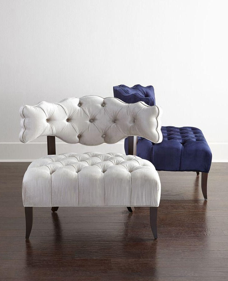 Butaca estilo capitoné en blanco con respaldo bajo y patas curvadas. Elegancia vintage para espacios infantiles o femeninos.