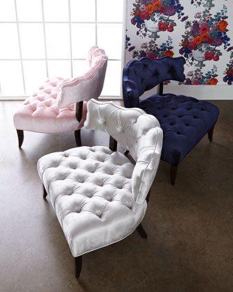 Butaca estilo capitoné con respaldo bajo y patas curvadas. Elegancia vintage para espacios infantiles o femeninos.